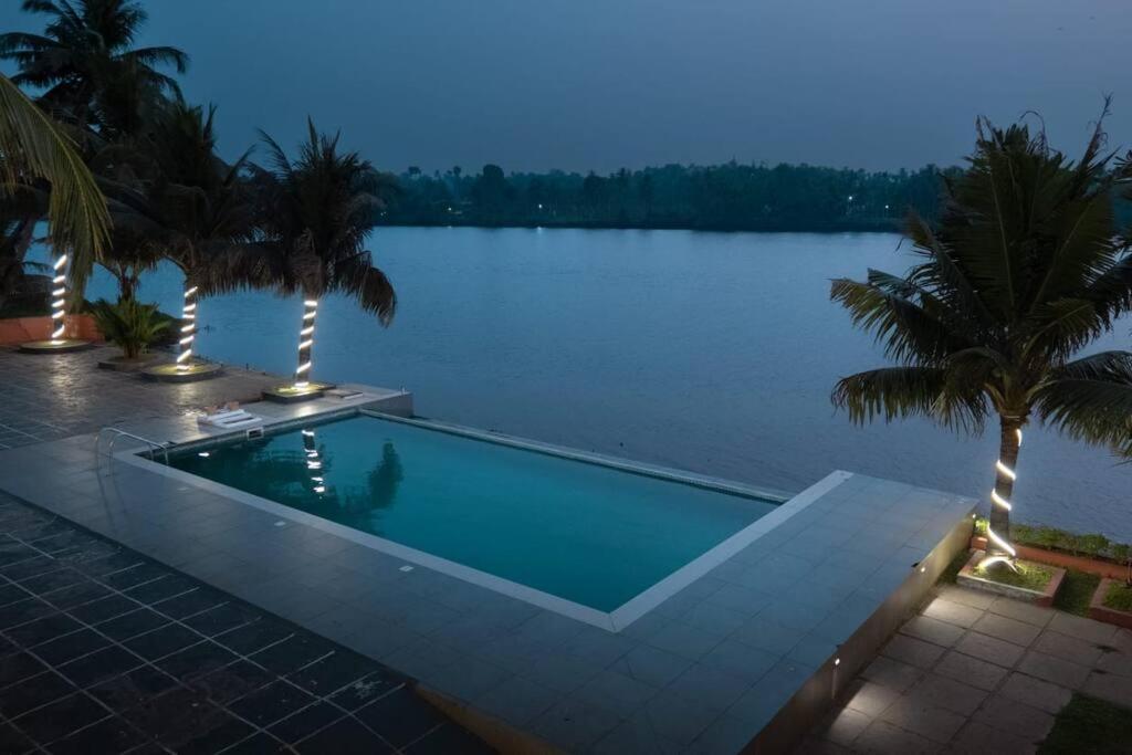 Riveria Portico - River Side 6 Bedroom Private Pool Bungalow North Paravur Exterior photo