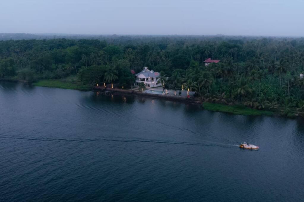 Riveria Portico - River Side 6 Bedroom Private Pool Bungalow North Paravur Exterior photo