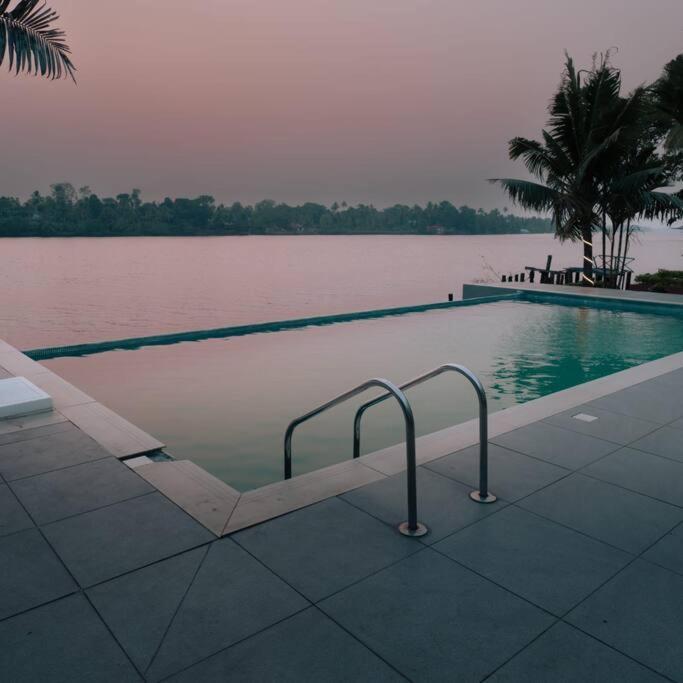 Riveria Portico - River Side 6 Bedroom Private Pool Bungalow North Paravur Exterior photo